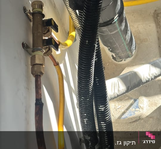 התקנת מרכזיית גז עם ברזים, צנרת נחושת וצינורות גז צהובים